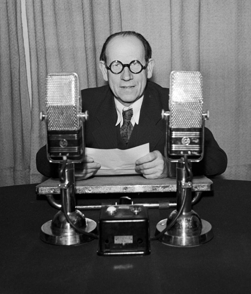Prezes Rady Ministrów Antonín Zápotocký podczas przemówienia radiowego w Boże Narodzenie. W tym czasie był premierem, a w ciągu pół roku prezydentem Czechosłowacji. Źródło: ČTK
