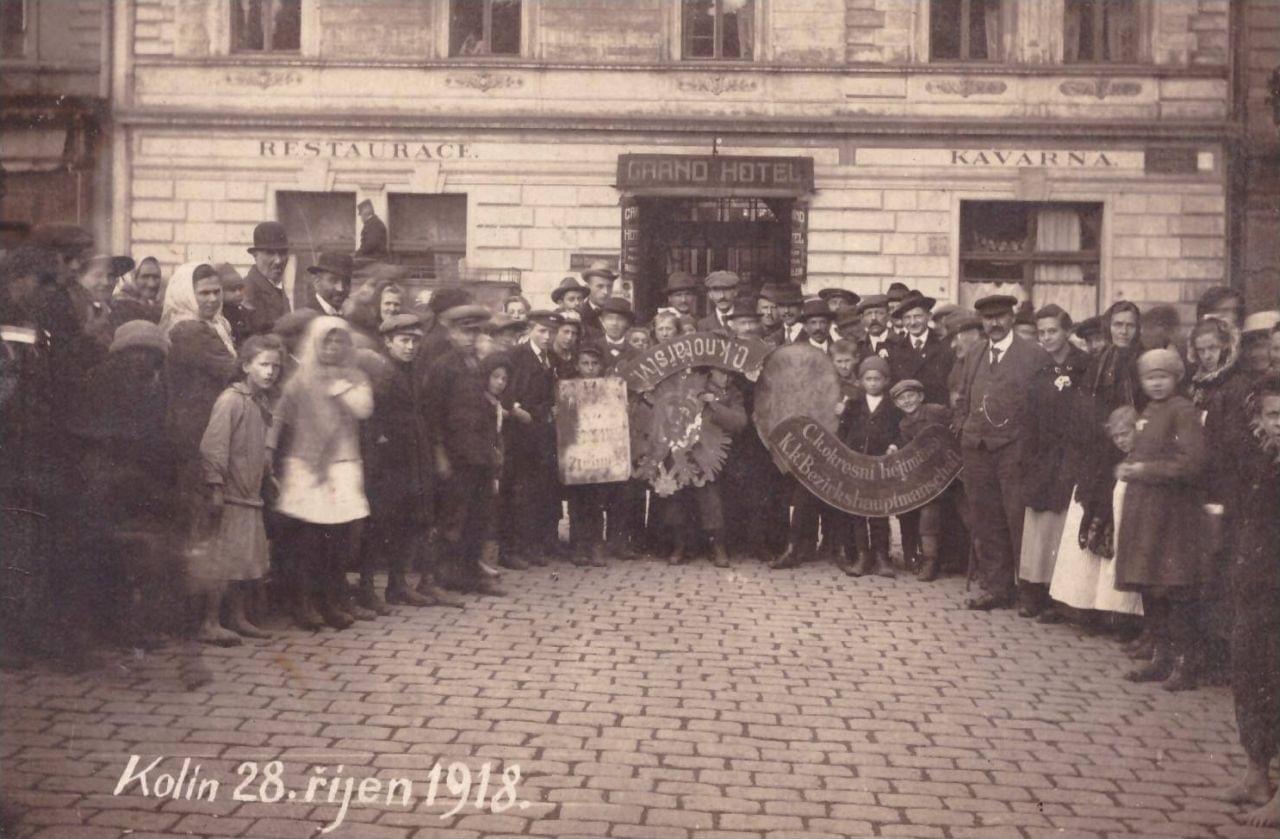 Občané Kolína pózují před fotografem se symboly rakousko-uherské monarchie, které strhli z veřejných budov, 28. října 1918. Foto František Krátký. Zdroj: Archiv Pavla Schefleura