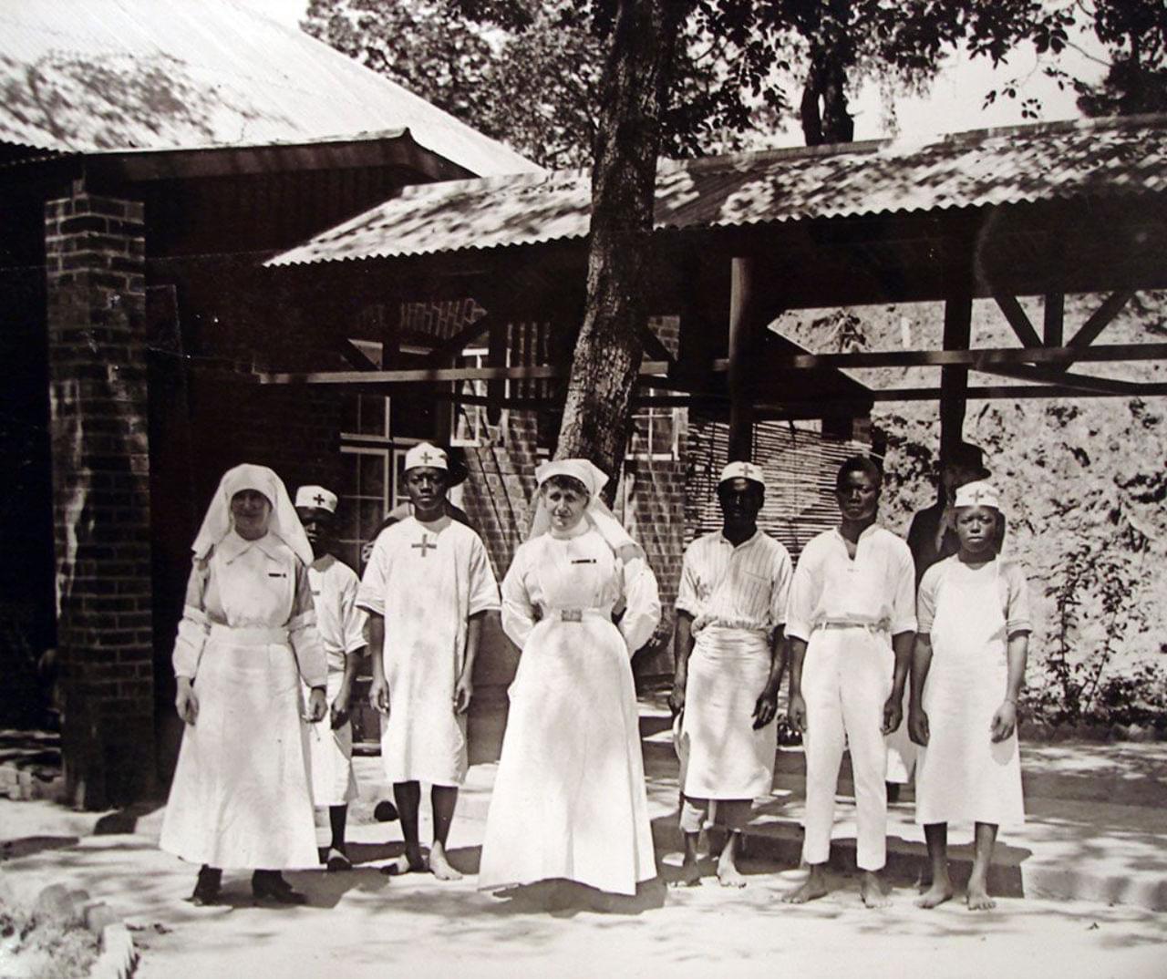 Zdravotní sestry se svými konžskými asistenty, Katanga 1918. Zdroj: Wikimedia Commons