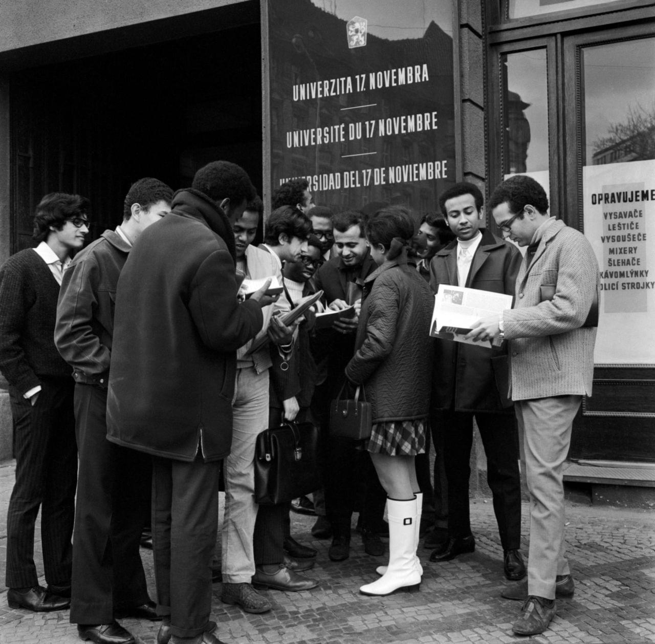 Studenti Univerzity 17. listopadu před budovou univerzity. Foto Jindřich Šaroch. Zdroj: ČTK