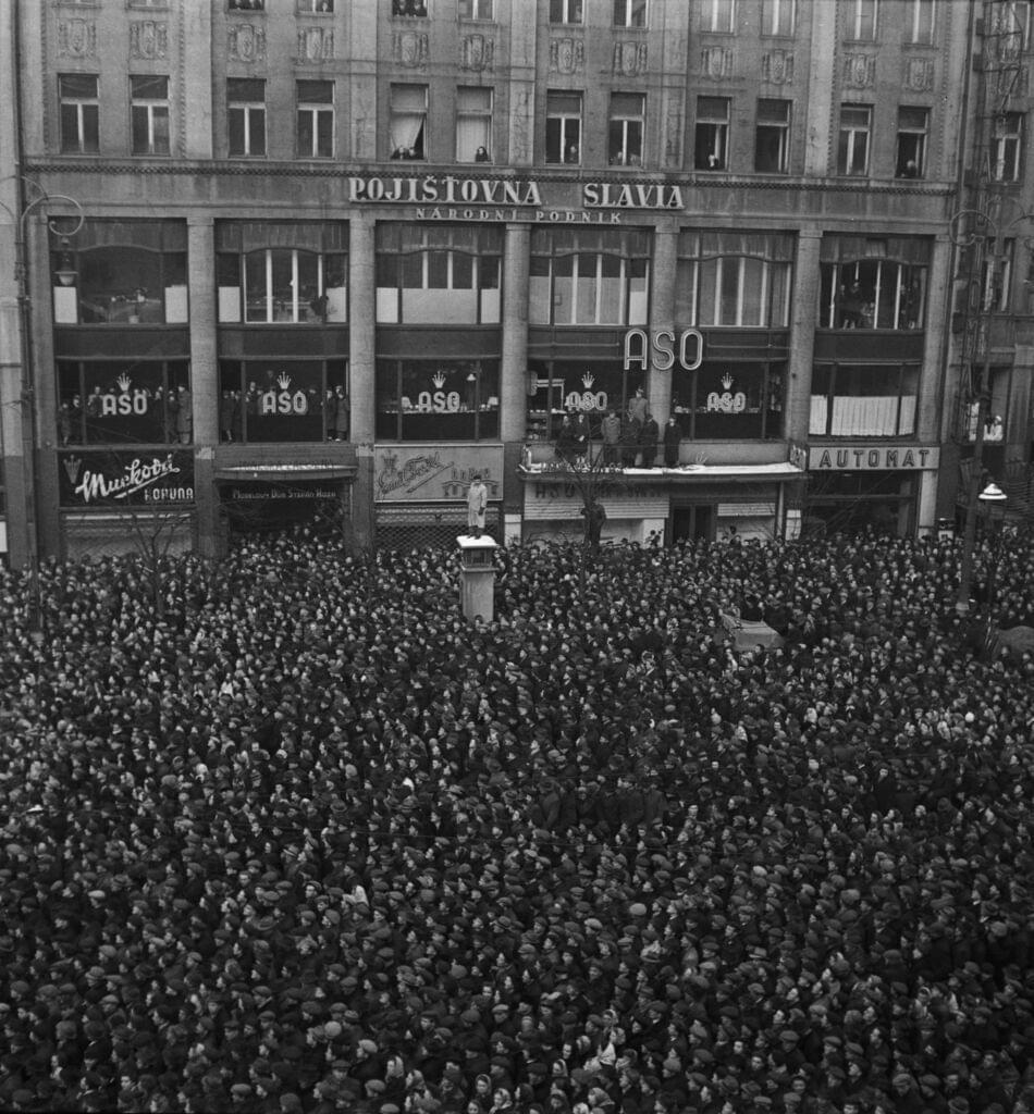 Praha, Václavské náměstí, 25. února 1948. Foto: Alexandr Hampl. Zdroj: ČTK.