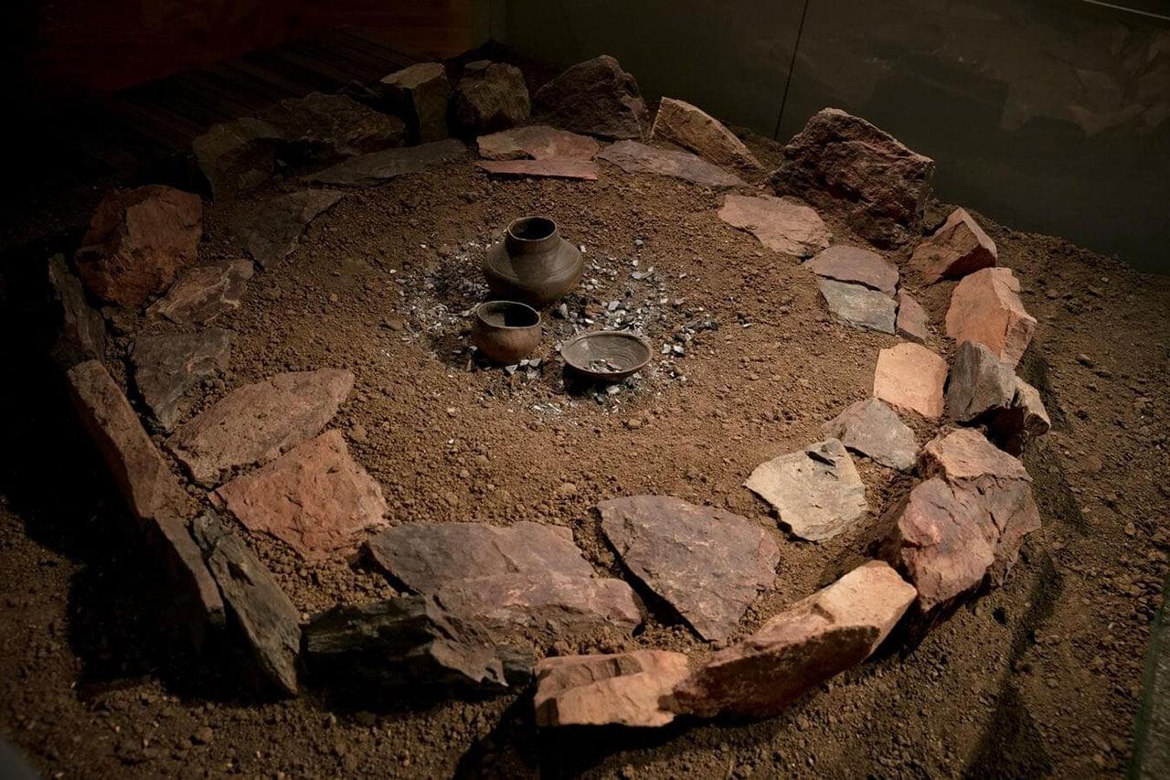 Rekonstrukce žárového pohřbu pod mohylou z doby bronzové. Zdroj: Západočeské muzeum v Plzni