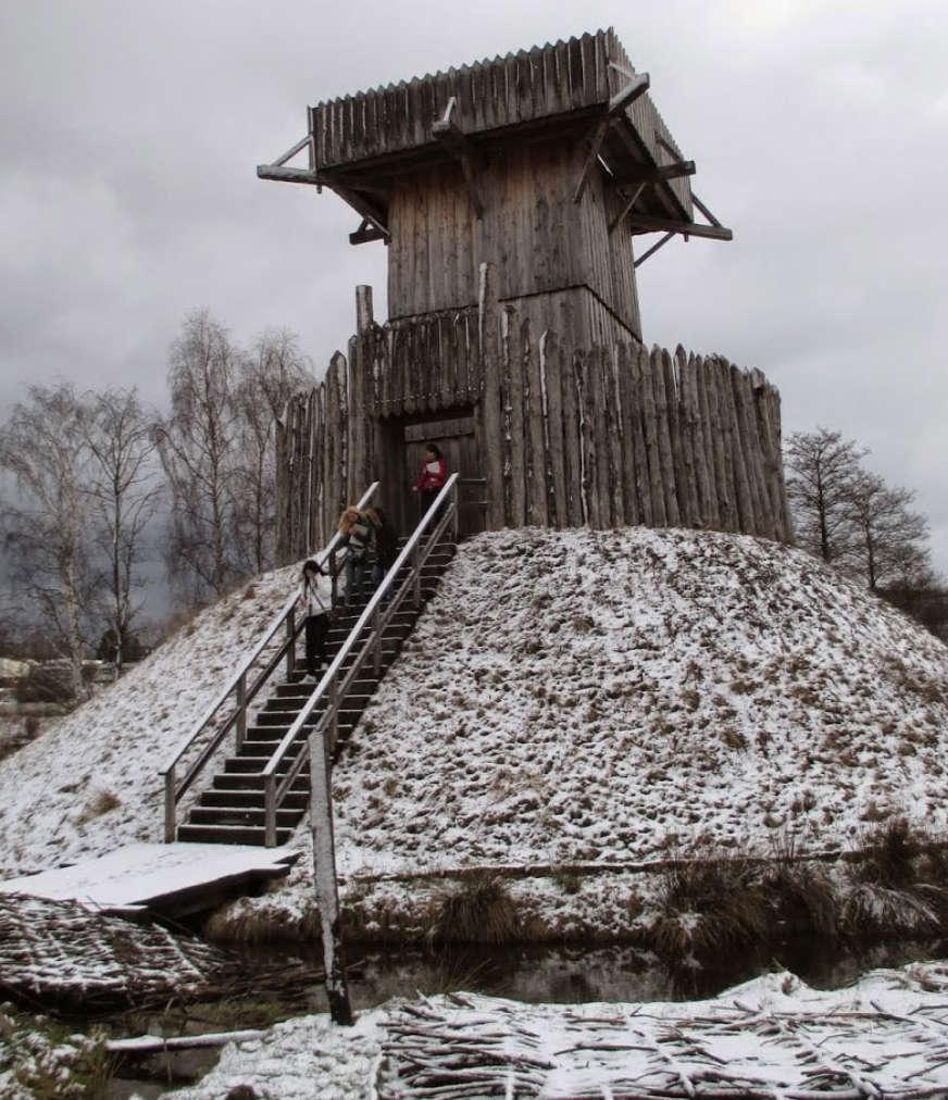 Rekonstrukce středověké tvrze v Archeoparku Bärnau. Tvrz Zámeček mohla vypadat podobně. Foto Martin Váňa. Zdroj: archiv autora