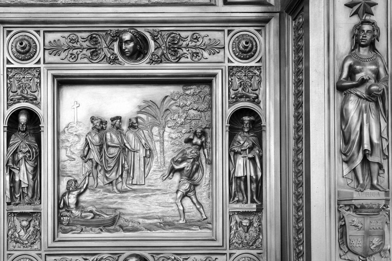 Kolumbovo první setkání s domorodci. Detail bronzových dveří z Kapitolu ve Washingtonu. Zdroj: U. S. Capitol