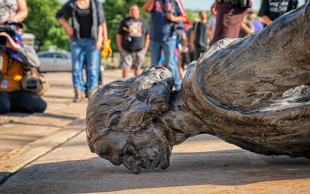 V USA došlo k vlně protestů proti pomníkům Kryštofa Kolumba. V červnu 2020 byla aktivisty stržena socha před kapitolem státu Minnesota v St. Paul. Foto Tony Webster. Zdroj: Wikimedia Commons