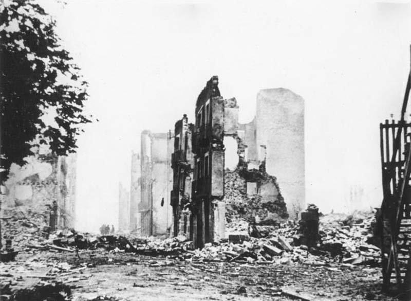 Baskické město Guernica se jako první město v dějinách stalo cílem vojenského leteckého bombardování civilistů. Zničily ho německé letouny z Legie Condor, které pomáhaly budoucímu diktátorovi Francescu Francovi porazit levicové republikánské jednotky v občanské válce. Zdroj: Wikipedia