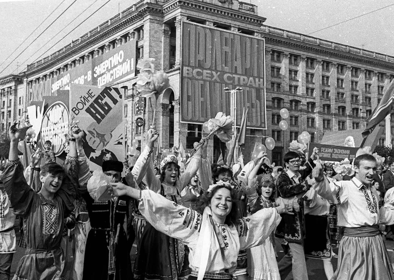 Oslavy Prvního máje v ukrajinském Kyjevě, 1. května 1986. Zdroj: AP
