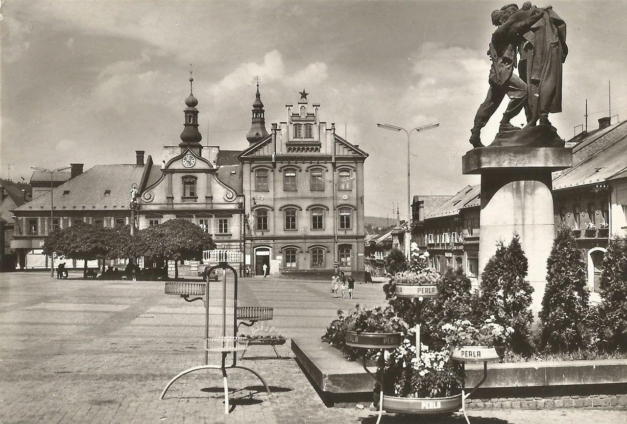 Náměstí Sbratření v České Třebové. Foto F. Farský, 1965. Zdroj: pohlednice, vyd. Orbis Praha