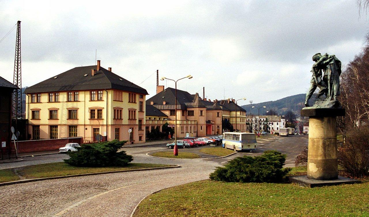 Sousoší Sbratření před vlakovým nádražím v České Třebové, 2000. Foto Marek Stránský. Zdroj: Nostramanus [CC BY-SA 3.0 (https://creativecommons.org/licenses/by-sa/3.0/deed.cs)], via Wikimedia Commons