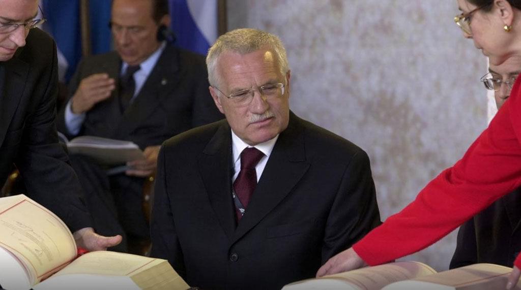 Prezident Václav Klaus (původně ODS) podepisuje smlouvu o vstupu ČR do EU. Foto René Volfík. Zdroj: ČTK