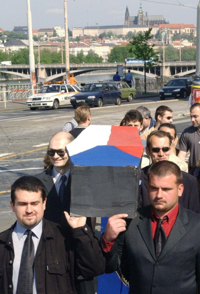 Euroskeptická alternativa - protest proti vstupu ČR do EU, 1. května 2004. Zdroj: ČTK