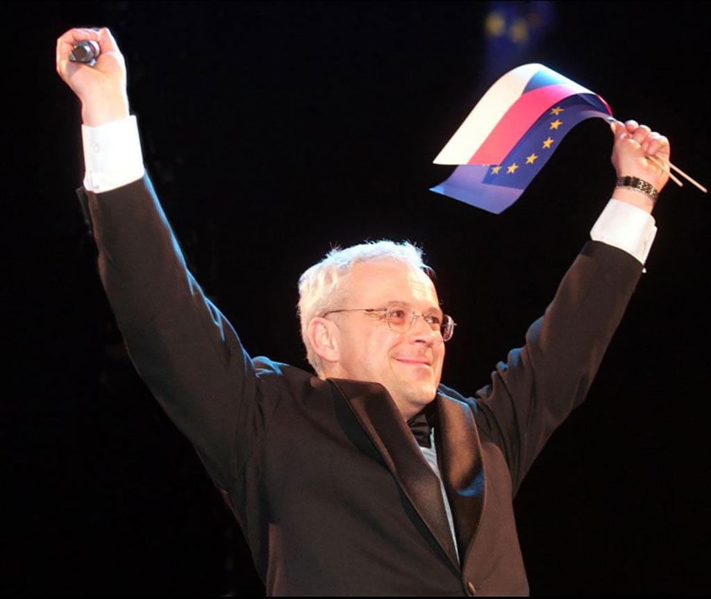 Premiér Vladimír Špidla (ČSSD) při oslavách vstupu ČR do EU na Staroměstském náměstí v Praze. Foto Michal Sváček. Zdroj: MAFRA
