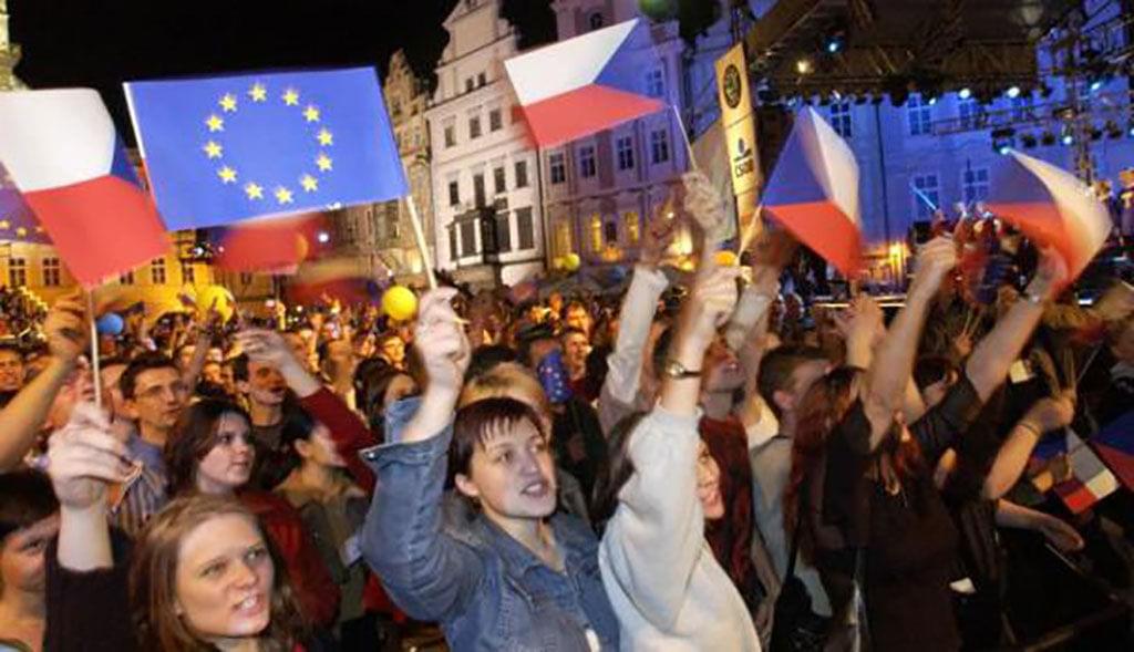 V referendu 13. a 14. června 2003 se Češi jasně vyslovili pro členství v EU. Při účasti 55 % oprávněných voličů jich 77 % hlasovalo pro vstup, 22 % proti. Zdroj: Euroskop