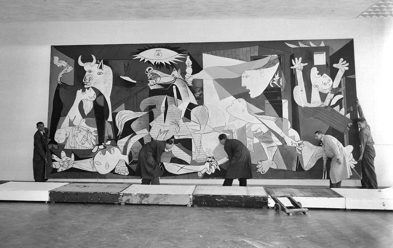 Instalowanie obrazu (350x780 cm) na wystawie w amsterdamskim muzeum Stedelijk, rok 1956. Foto: Herbert Behrens. Źródło: Wikimedia