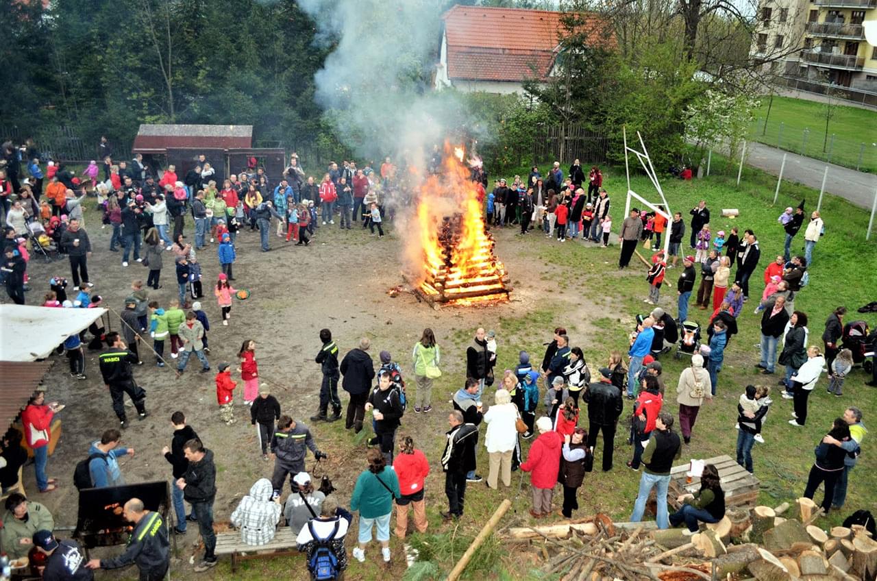 Zličínští hasiči organizují tradičně tzv. pálení čarodějnice. Foto Petra Dolínková. Zdroj: archiv autora