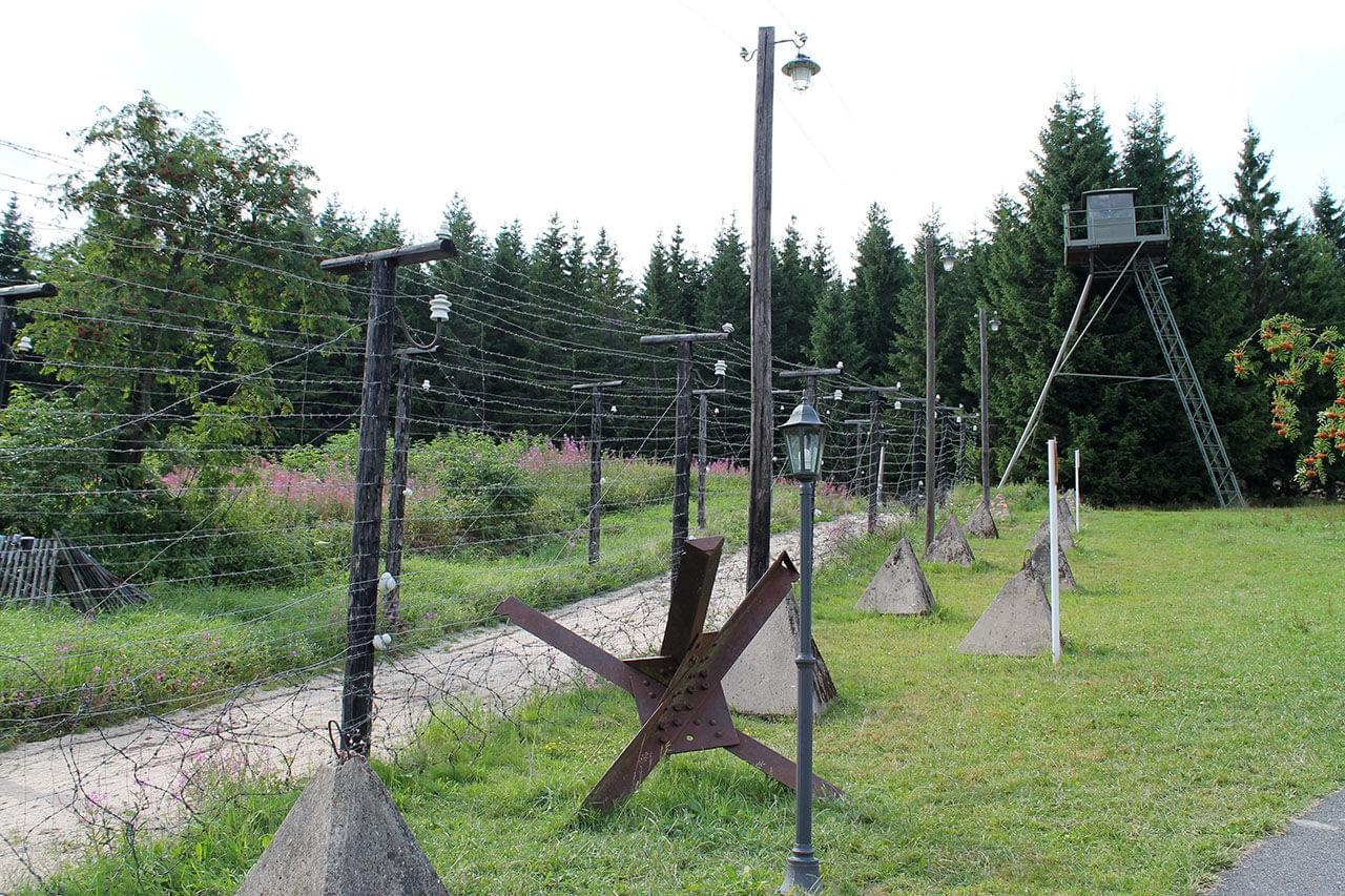 Část hraničního oplocení, které je zachováno pro muzejní účely. Šumava. Harold, Wikimedia Commons, CC BY-SA 3.0.