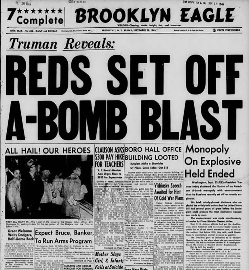 „Truman oznamuje: Rudí odpálili A-Bombu”. Titulní strana amerického deníku Brooklyn Eagle, 23. září 1949. Zdroj: bklyn.newspapers.com
