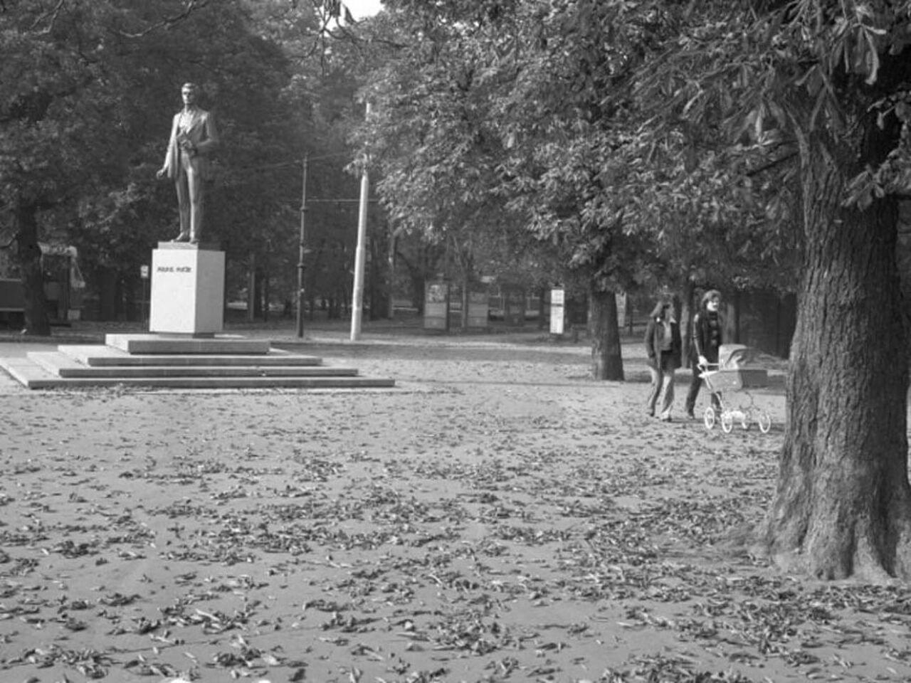 Socha Miloslava Šonky byla před vchod do Park kultury a oddechu Julia Fučíka umístěna v roce 1979. Zdroj: Archiv Národního muzea