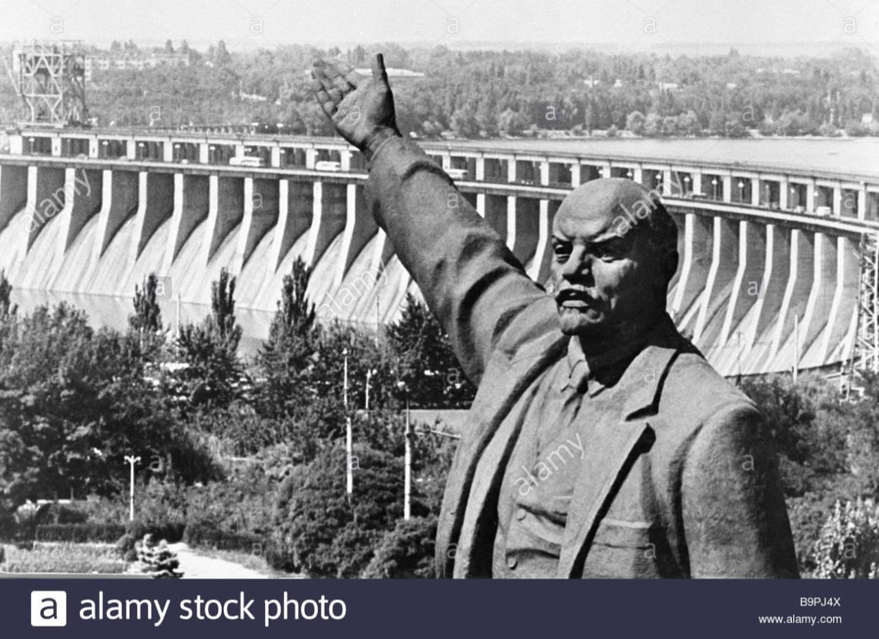 Fotografie zachycuje přehradu Dněprostroj na Ukrajině. Stavba vznikla v rámci Leninova plánu na elektrifikaci Ruska. Měla zajistit pokrok a prosperitu Ukrajiny. Zdroj: Alamy Stock Photo
