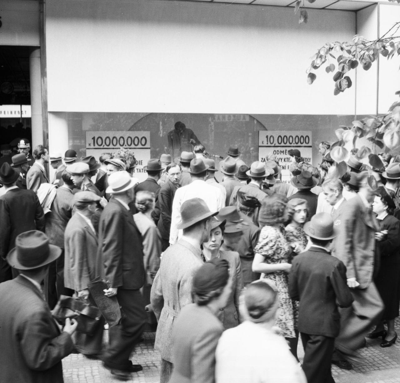 Plac Wacława w Pradze, przed sklepem Baťa, 28 maja 1942 r. Źródło: ČTK (Czeska Agencja Prasowa)