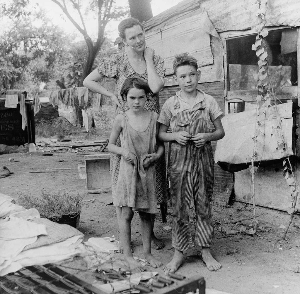 Zdjęcie innej biednej matki z dziećmi z czasów kryzysu gospodarczego. Elm Grove, Oklahoma, USA. Foto: Dorothea Lange. Źródło: Library of Congress USA