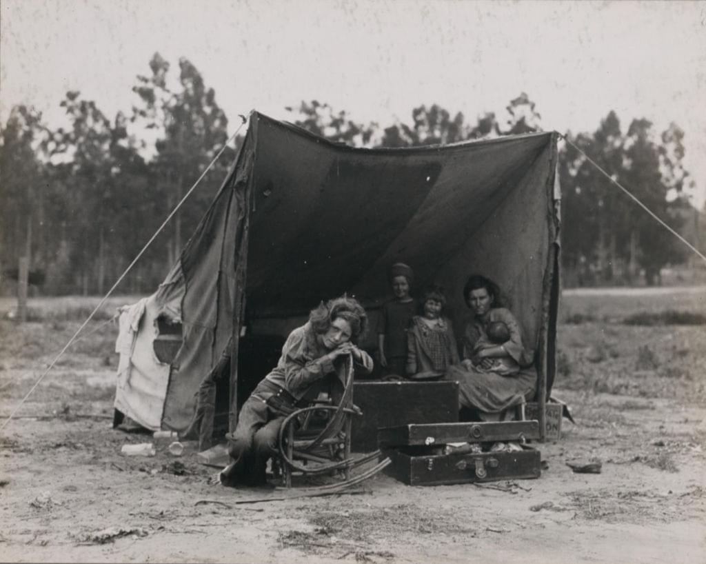 Během fotografování chudé rodiny pořídila Dorothea Lange několik dalších snímků, které šířeji zachycují životní podmínky v táboře. Foto Dorothea Lange. Zdroj: Library of Congress USA