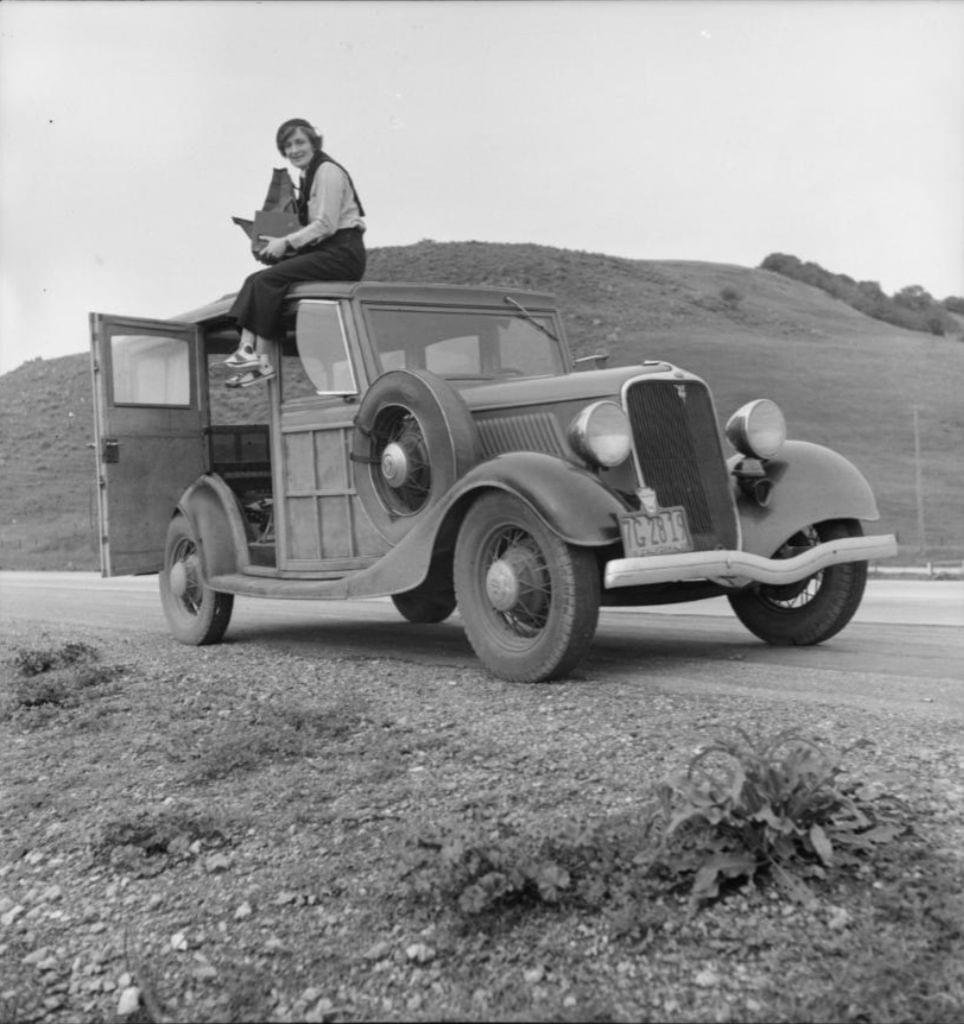 Fotografka Dorothea Lange dokumentovala dopady krize pro státní úřady. Na snímku se svým Fordem 40 v roce 1936. Zdroj: Library of Congress USA