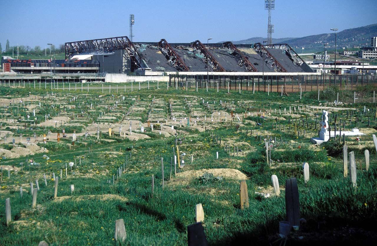 Provizorní hřbitov, který při obléhání Sarajeva vznikl v někdejším olympijském sportovním komplexu. Foto: Michael J. Haggerty. Zdroj: Wikimedia Commons