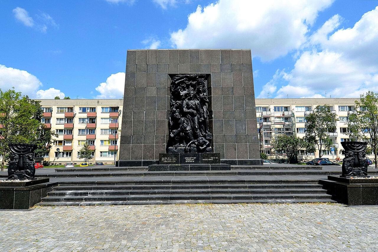 Nathan Rapoport: Pomnik Bohaterów Getta. Pomnik przypomina powstanie w getcie warszawskim w 1943 roku. Powstał w miejscu dawnego getta już w 1948 roku. Napis na pomniku: „Naród żydowski swym bojownikom i męczennikom”. Foto: Adrian Grycuk. Źródło: Wikimedia Commons