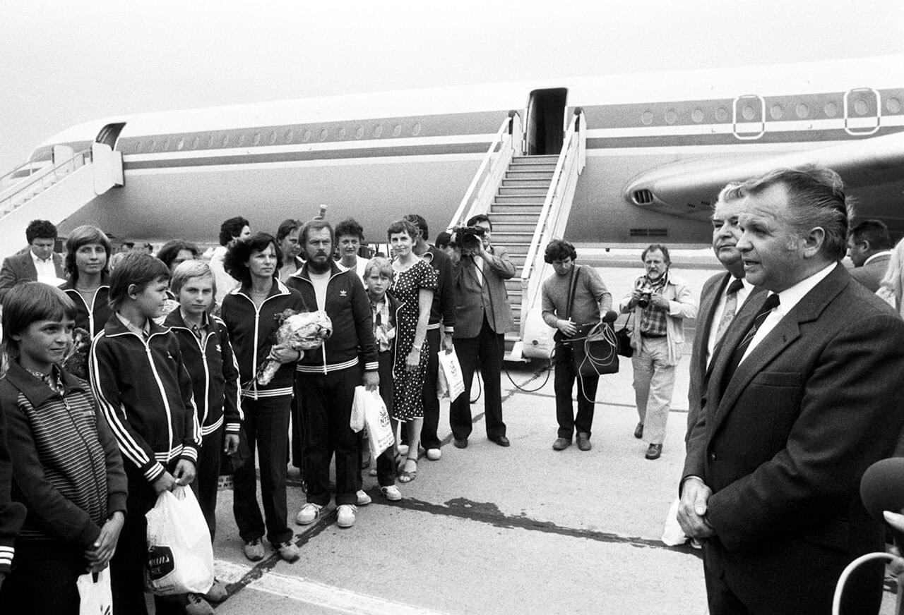 1. července 1983 přiletělo na ruzyňské letiště v Praze 17 žen, 21 dětí a 7 mužů, první část skupiny čs. občanů, kteří byli uneseni 12. března 1983 příslušníky protivládní organizace UNITA. Zdroj: ČTK