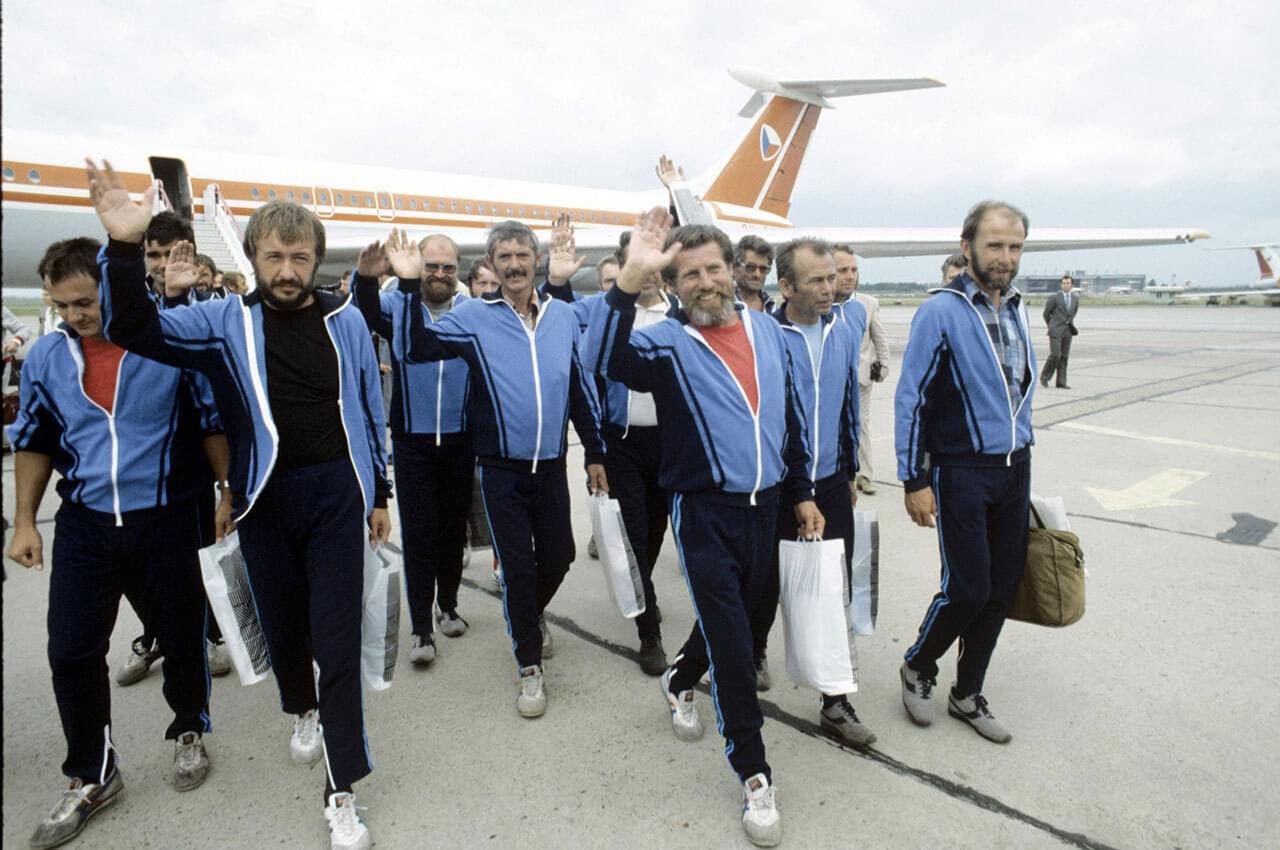 23. června 1984 ráno se vrátilo do vlasti 20 československých občanů, kteří byli 12. března 1983 zajati organizací UNITA v Angolském městě Alto Catumbela. Zdroj: ČTK