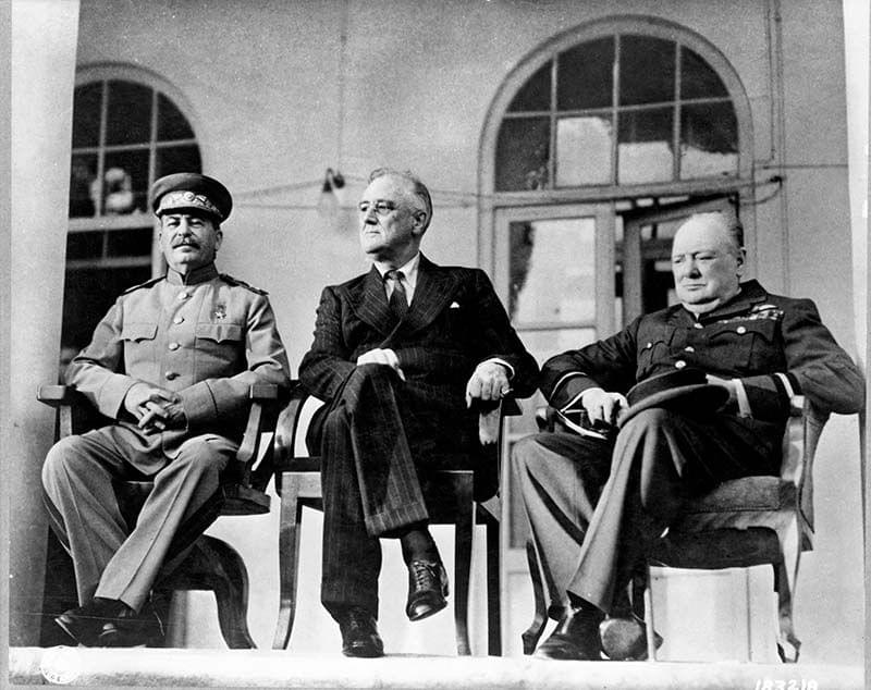 Josif Stalin, Franklin Roosevelt a Winston Churchill během Teheránské konference (28. listopadu 1943 – 1. prosince 1943). Hlavním výsledkem konference byl příslib vylodění ve Francii ze strany západních Spojenců. Zdroj: Library of Congress
