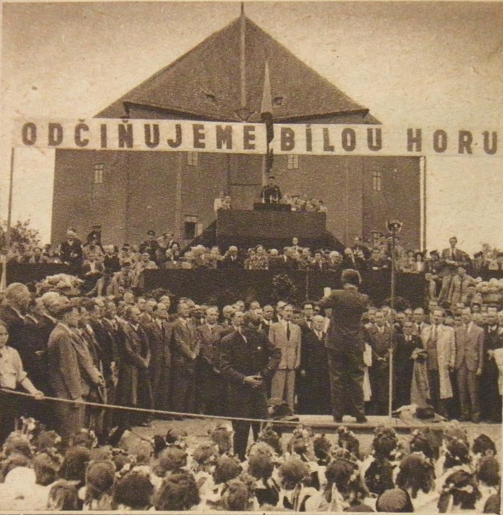 Národní manifestace na Bílé hoře 1. července 1945. Zdroj: Svět v obrazech, 6. července 1945
