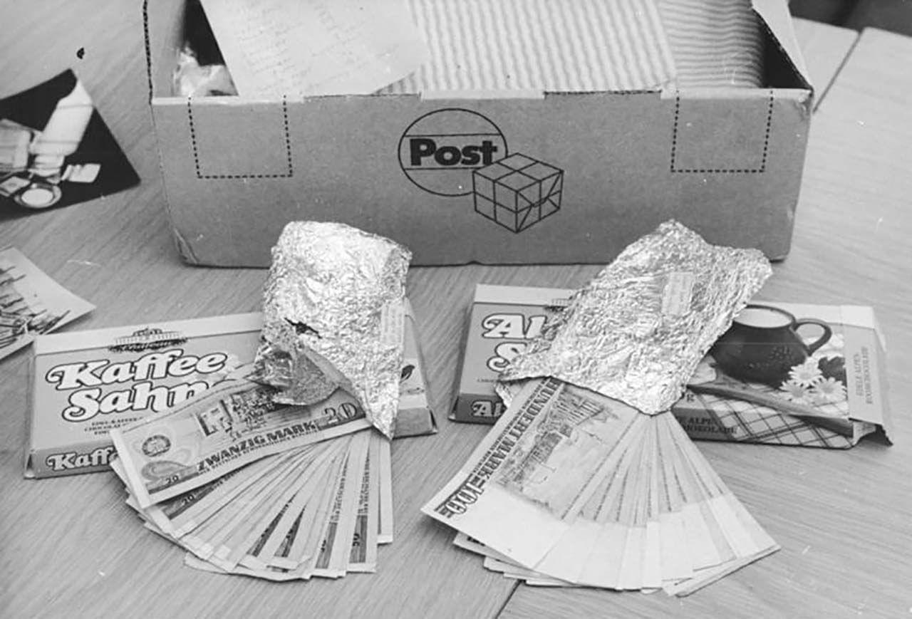 Východoněmečtí celníci odhalili v roce 1989 pokus o pašování peněz v tabulkách čokolády. Foto Heinz Hirndorf. Zdroj: Bundesarchiv