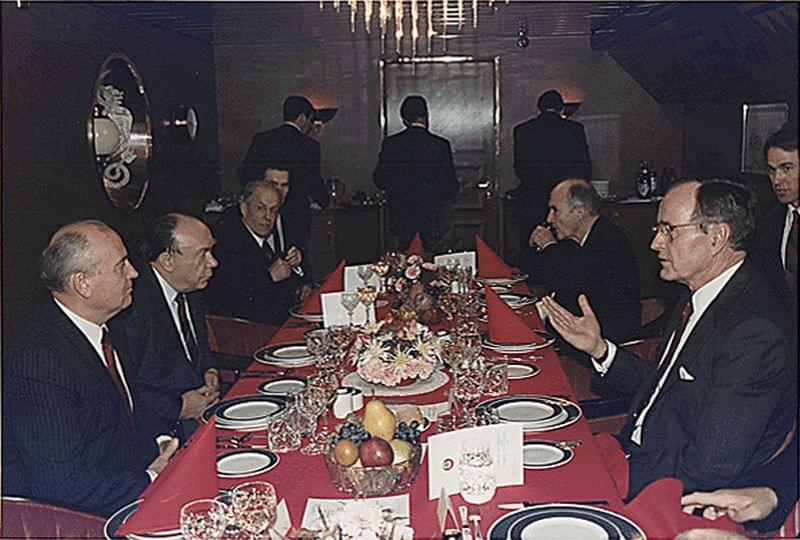 George Bush a Michail Gorbačov společně jednají na Maltě v roce 1989. Zdroj: George Bush Library