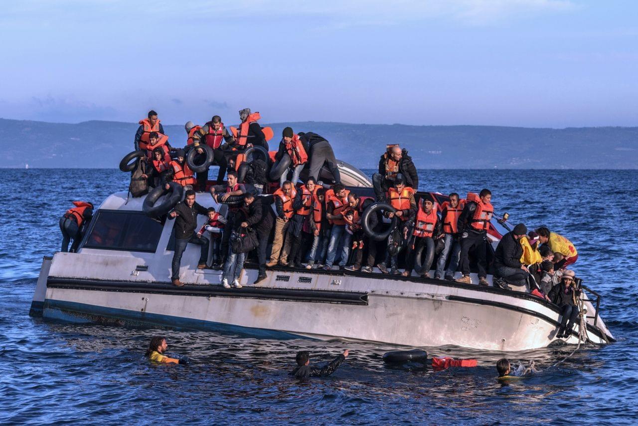 Syrští a iráčtí uprchlíci u ostrova Lesbos, 2015. Zdroj: Ggia [CC BY-SA 4.0 (https://creativecommons.org/licenses/by-sa/4.0)], via Wikimedia Commons