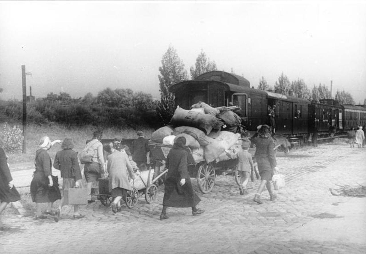 Po válce vysídlené německé obyvatelstvo, Berlín 1946. Foto Otto Donath. Zdroj: Bundesarchiv SRN