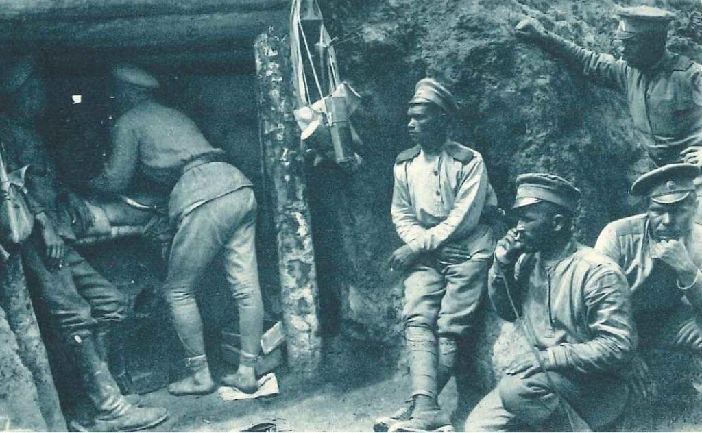 Vojáci Československé střelecké brigády v zákopech v době bitvy u Zborova, červenec 1917. Zdroj: Věstník Ministerstva pošt a telegrafů č. 31, 10. června 1937