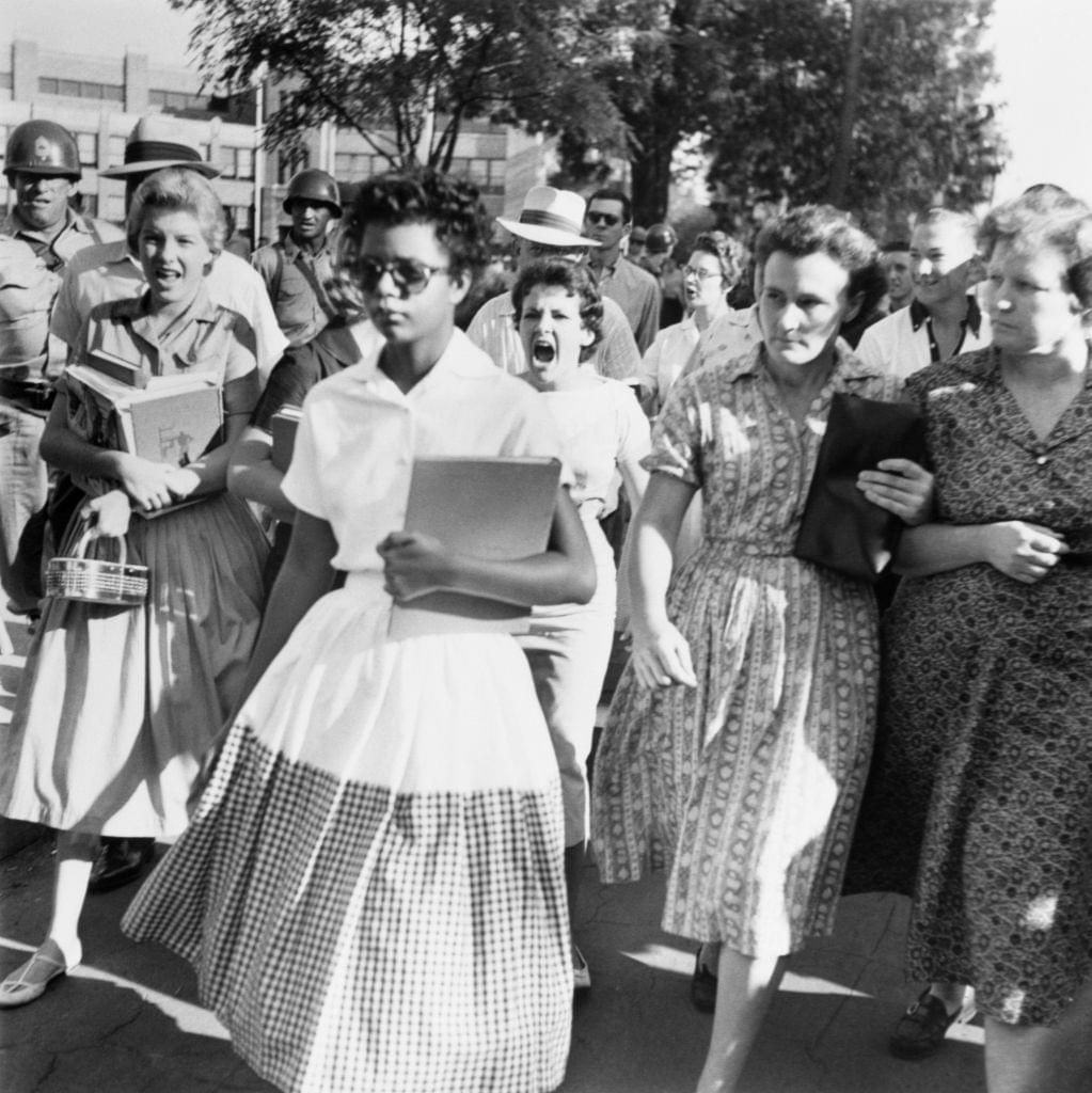 Patnáctiletá Elizabeth Eckford odchází poté, co jí a dalším osmi spolužákům národní garda znemožnila nastoupit ke studiu na střední škole Little Rock Central High School ve městě Little Rock v Arkansasu, USA, 4. září 1957. Zdroj: Bettmann Archive (Getty Images)