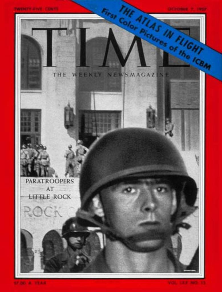 Titulní stránka časopisu Time s fotografií parašutistů, které prezident D. Eisenhower povolal do Little Rocku k vynucení desegregace školy, 7. října 1957. S nástupem afroamerických studentů do školy určené původně pro studenty bílé barvy pleti nesouhlasil místní guvernér Orval Faubus. Pověřil národní gardu, aby zabránila studentům ve vstupu s odůvodněním, že je nutné předcházet „nebezpečí veřejných nepokojů”. Zdroj: Wikimedia