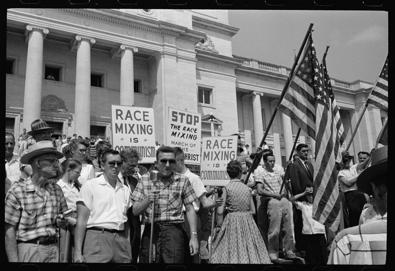 Protest před budovou kapitolu (sídla vlády) státu Arkansas ve městě Little Rock poté, co federální soud definitivně potvrdil otevření středních škol ve městě pro všechny studenty bez ohledu na barvu pleti, 20. srpna 1959. Foto John T. Bledsoe. Zdroj: Library of Congress