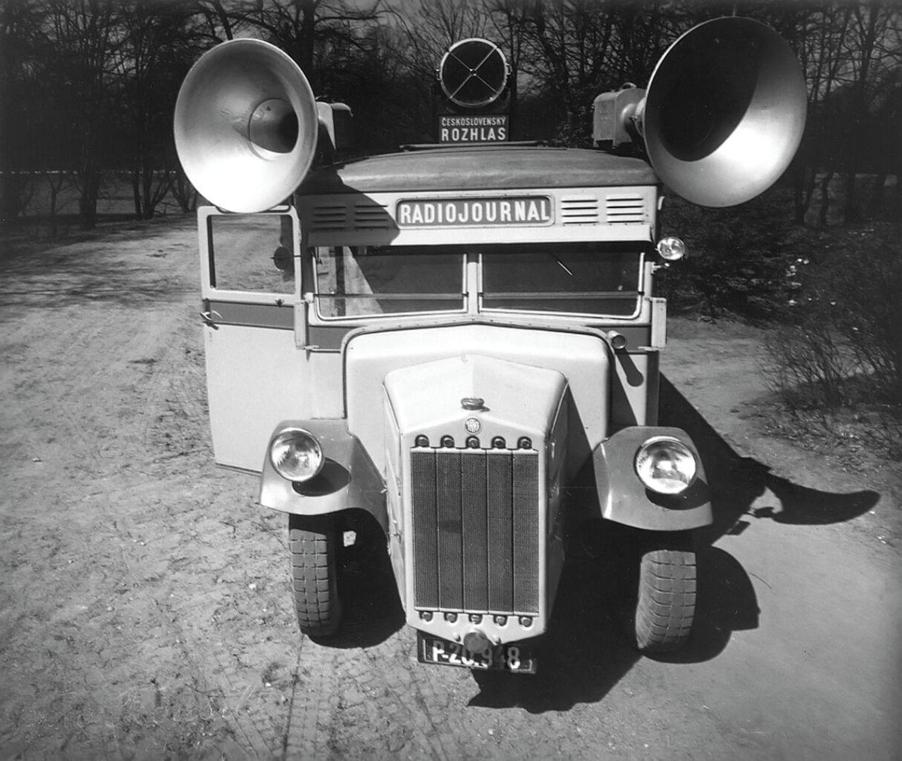 Rozhlasový autobus značky Tatra z roku 1935 (nedatováno). Zdroj: Archiv ČRo