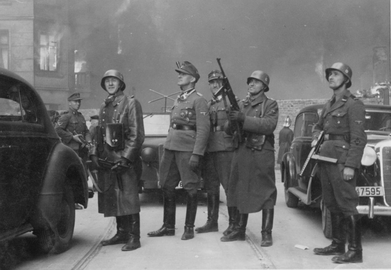 Varšava, květen 1943 (Josef Blösche stojí na fotografii vpravo). Zdroj: ČTK