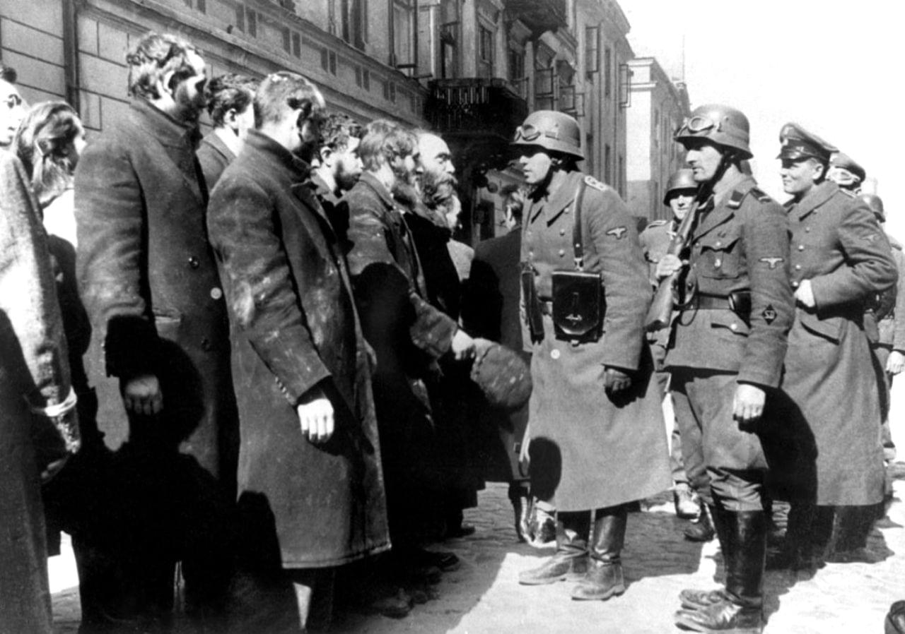 Warszawa, maj 1943 (Josef Blösche stoi w środku między żołnierzami). Źródło: ČTK