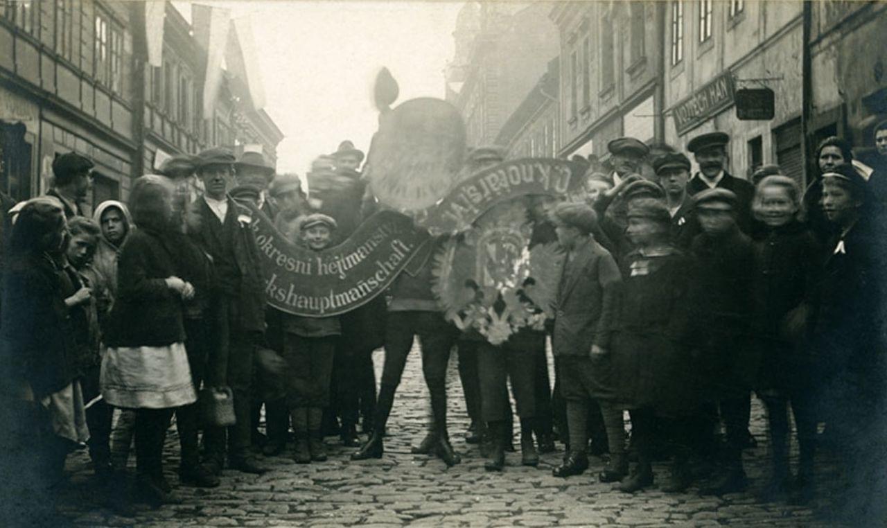 Občané Kolína pózují před fotografem se symboly rakousko-uherské monarchie, které strhli z veřejných budov, 28. října 1918. Foto František Krátký. Zdroj: Archiv Pavla Schefleura